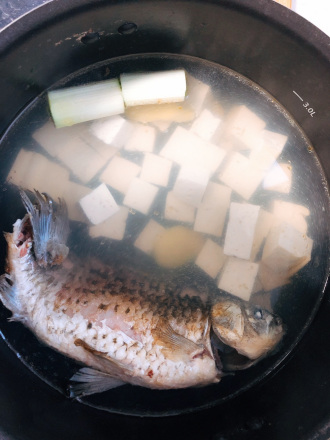 鲫鱼豆腐汤制作步骤