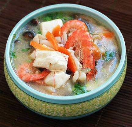 鲜虾菌菇豆腐汤