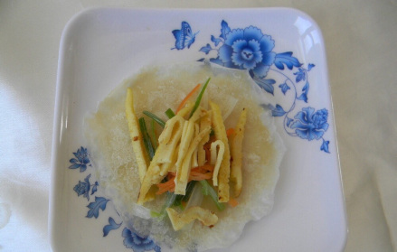 把喜欢的蔬菜放到面饼里一起