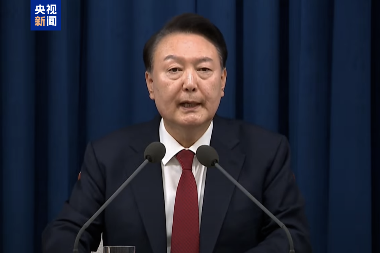 韩国总统尹锡悦突然进行电视直播，宣布实施“紧急戒严”