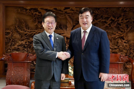 中国驻韩国大使邢海明与韩国共同民主党党首李在明