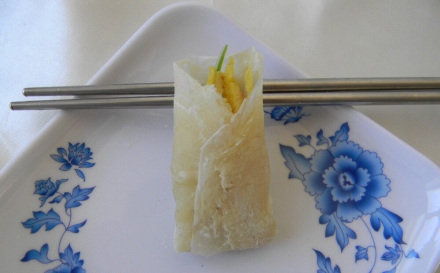 像这样包起来蘸佐料就可以吃了