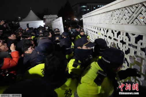 大批民众聚集，要求进入国会