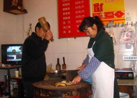 厨师们制作荥经棒棒鸡