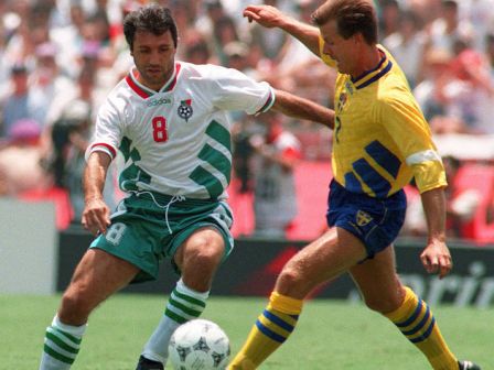 斯托伊奇科夫（左）