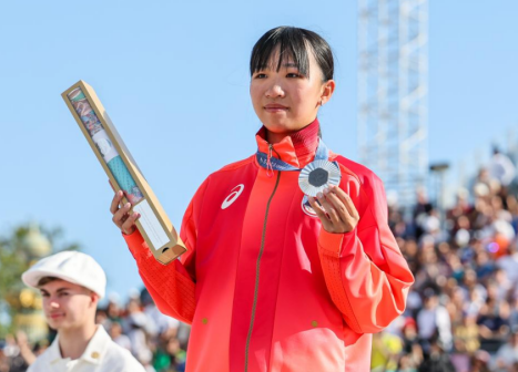 亚军日本选手赤间凛音在颁奖仪式上