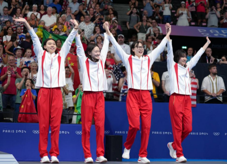 中国队杨浚瑄、李冰洁、葛楚彤、柳雅欣（从左至右）在颁奖仪式上