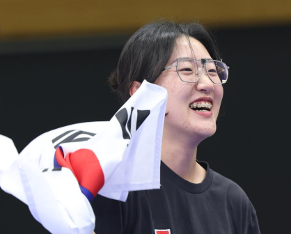 韩国选手梁智仁庆祝夺冠