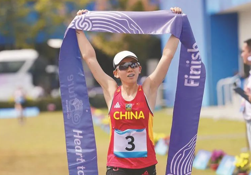 张明煜冲过终点