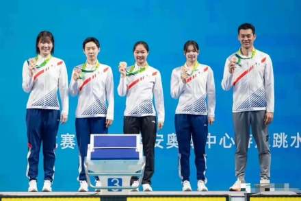 第十四届全运会女子4×200米混合泳接力赛铜牌（左）