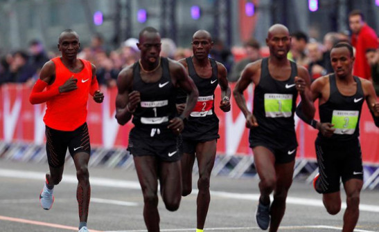 基普乔格（左一）在“耐克破两小时计划”马拉松挑战中奔跑