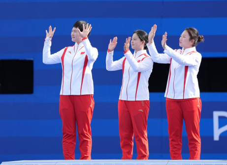 亚军中国队选手安琦轩、李佳蔓、杨晓蕾（从左至右）在颁奖仪式上