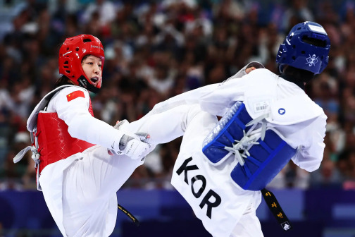 2024巴黎奥运会跆拳道项目比赛周泽琪（左）和李多彬（右）