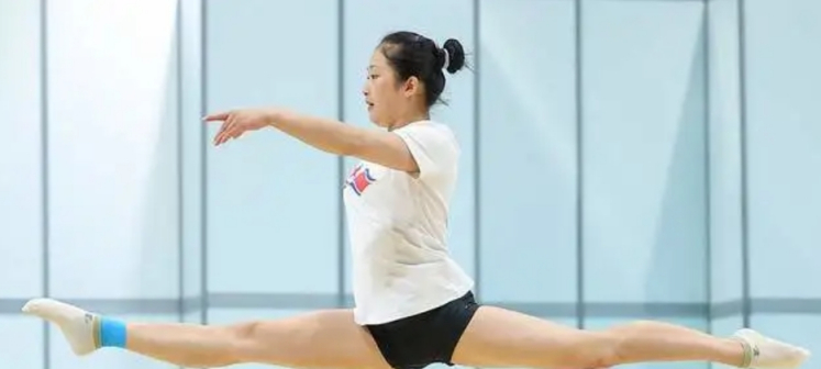 安昌玉在法国巴黎国际广播中心跳着检查身体状态