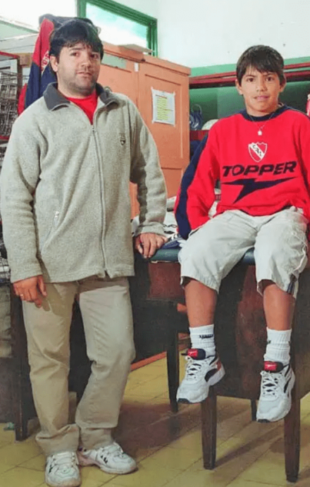 少年阿圭罗与父亲莱昂