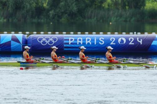 中国组合陈云霞、张灵、吕扬、崔晓桐（从左至右）在比赛中