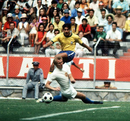 里维利诺带球避开防守