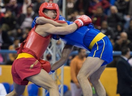 江海东（左）在比赛中
