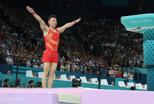 中国选手肖若腾在跳马比赛中