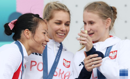 8月7日，季军波兰选手卡乌茨卡（右）在颁奖仪式上