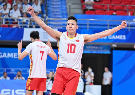 张冠华（前）在成都大运会比赛中庆祝得分 