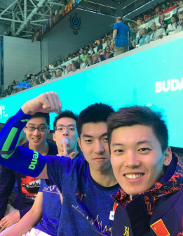 闫子贝（前2）和队友们