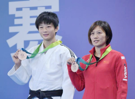 唐婧（左）获得第十四届运动会柔道-女子-63公斤级获得铜牌