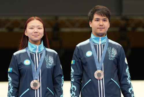 季军哈萨克斯坦选手亚历山德拉·蕾/伊斯兰·萨特帕耶夫（右）