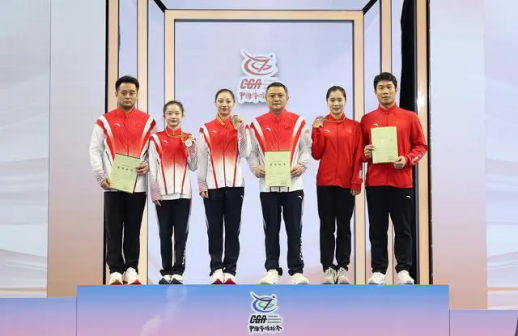 虞琳敏（左三）在领奖台上