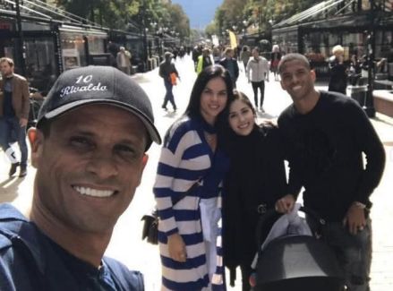 里瓦尔多与妻儿、儿媳、孙子（婴儿车中）