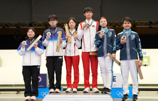 亚军韩国选手金智贤（左一）/朴是晙（左二）在颁奖仪式上