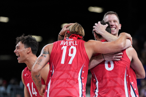 美国队选手在比赛结束后庆祝胜利