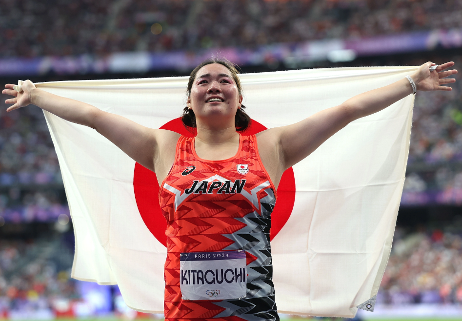 日本选手北口榛花在夺冠后庆祝