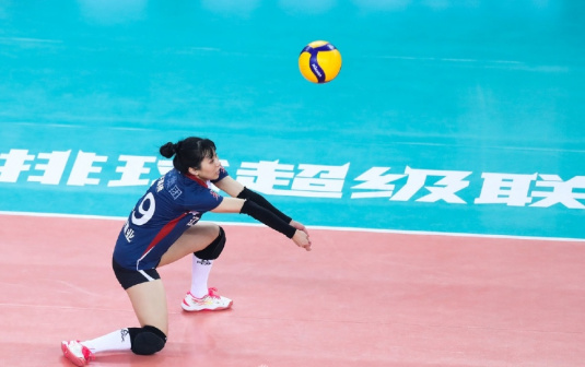 许嘉楠代表辽宁女排出战