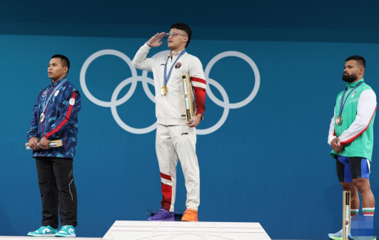 冠军印度尼西亚选手朱尼安夏（中）在颁奖仪式上
