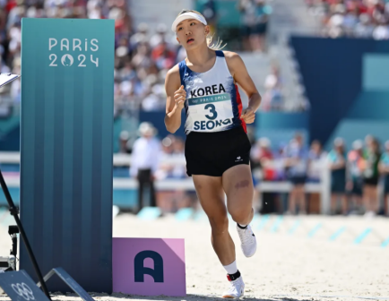 韩国选手成承民在激光跑比赛中