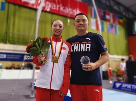 虞琳敏（右）获奖