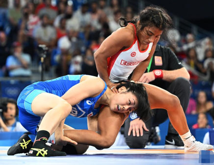 日本选手藤波朱理（左）和厄瓜多尔选手耶佩斯·古兹曼在比赛中
