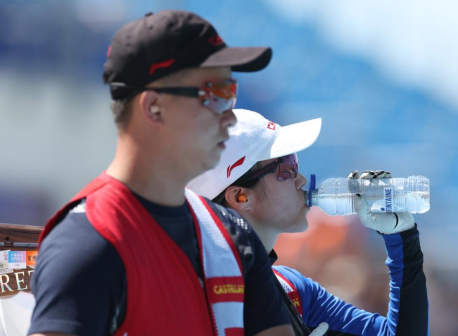 中国选手江伊婷（后）和吕健林在比赛间隙