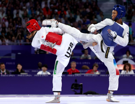 法国选手劳琳（右）与乌兹别克斯坦选手奥西波娃在比赛中