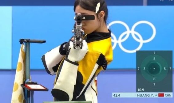 黄雨婷在比赛中