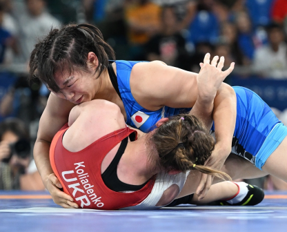 日本选手元木咲良（上）与乌克兰选手科利亚登科在比赛中