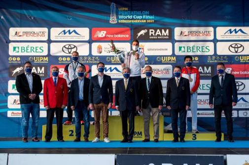 罗帅（后右一）获得2021年现代五项世界杯总决赛铜牌