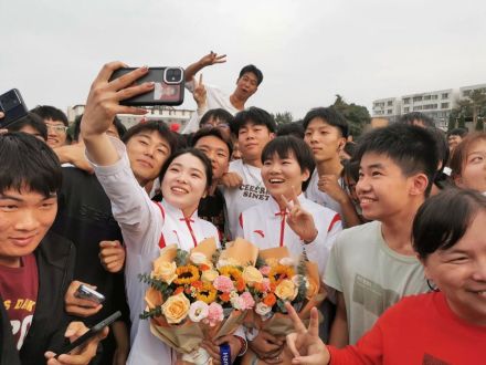 郭裕芳（前左二）和队友鲍珊菊与母校师生合影 