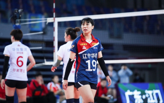 许嘉楠（右一）代表辽宁女排出战