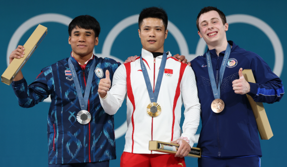 季军美国选手莫里斯（右）在颁奖仪式上