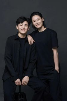 杨力维（右）姐妹
