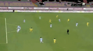 夸利亚雷拉禁区外侧身凌空弹射