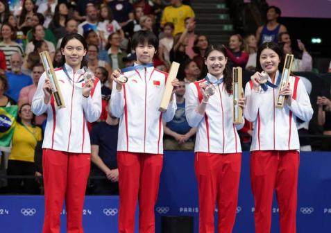 中国队选手杨浚瑄、程玉洁、张雨霏、吴卿风（从左至右）