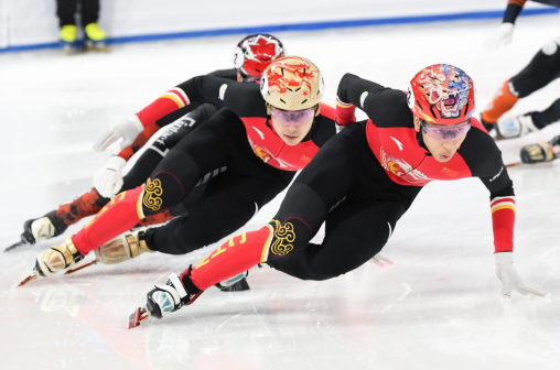 12月7日，中国选手孙龙（右一）、刘少昂（右二）在比赛中